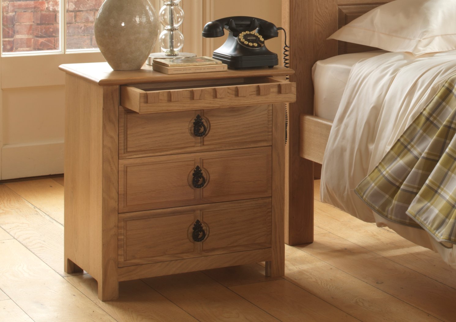 4 of Our Favourite Solid Oak Bedside Tables